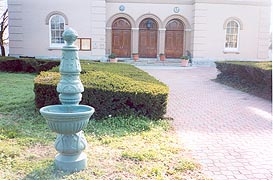 [photo, Dorchester County Courthouse entrance and fountain, 206 High St., Cambridge, Maryland]